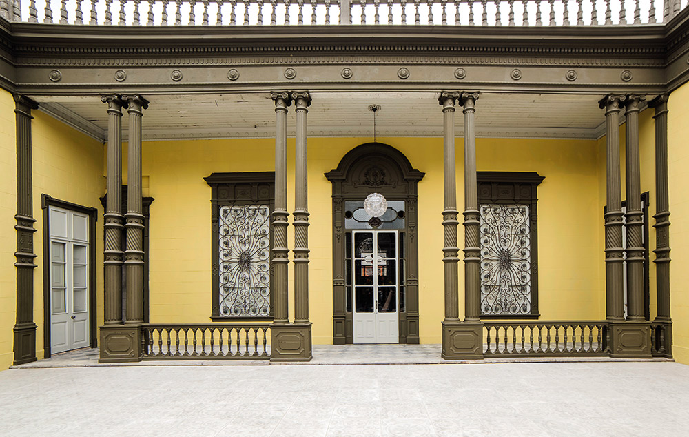 A Casa Mujica e a Casa Paz Soldán, no centro da capital Lima, foram as sedes escolhidas para a CASACOR Peru. A primeira foi construída no início do século 20; a segunda, a poucos metros, é ainda mais antiga e data do século 15, na época da colonização espanhola. Pátios, saguões, cozinhas privadas e outras estruturas revelam antigas formas de morar. Elas ganharam nova versão com materiais, cores e design que visitam várias épocas, desde o neoclássico aristocrático francês até o minimalismo e o industrial, incluindo as charmosas décadas de 1950 e 1960 neste percurso.