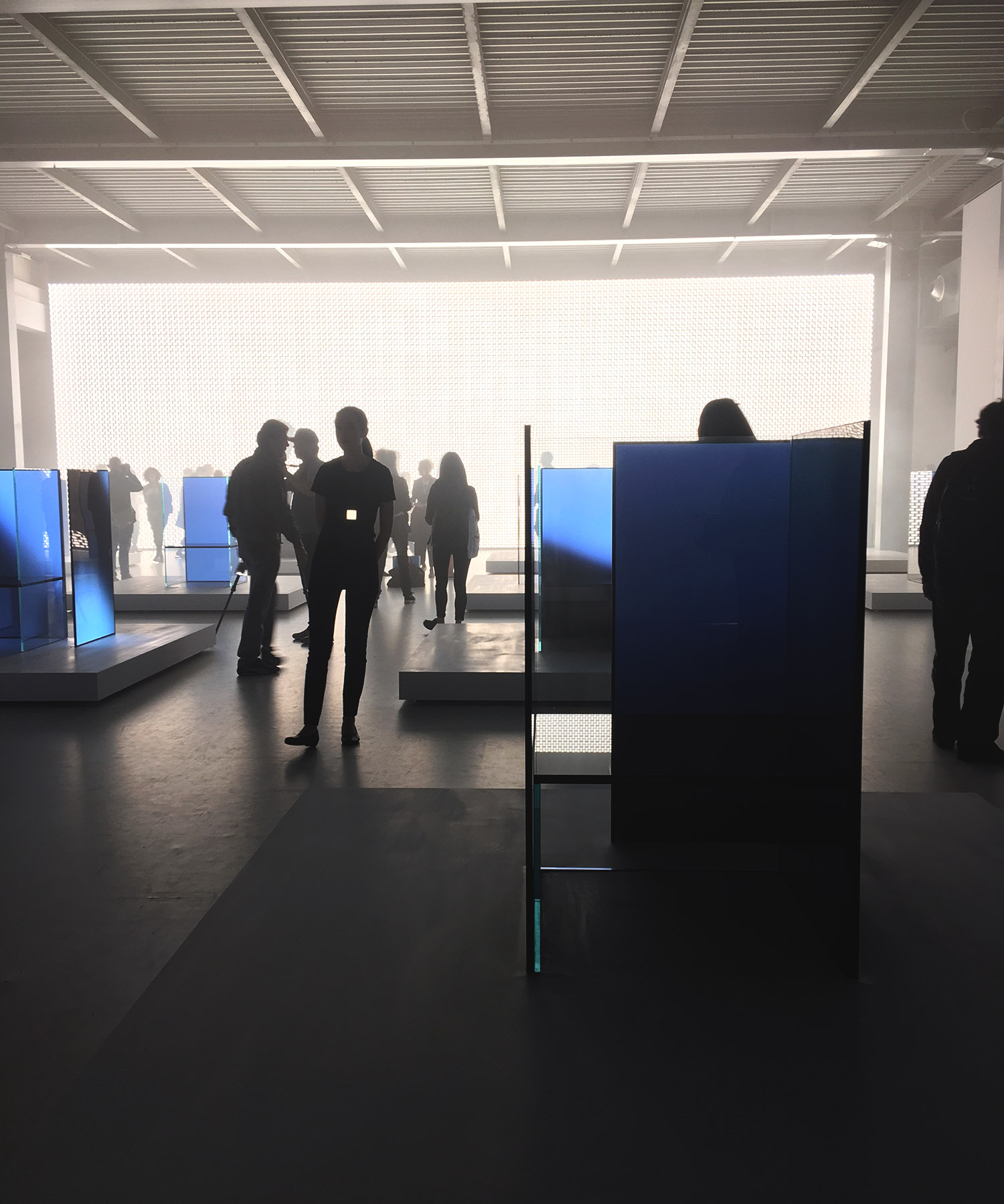 <b>Tokujin e LG – S.F_Senses of the Future</b> - A LG faz sua estreia com uma instalação, em parceria com o designer japonês Tokujin Yoshioka, que levou os visitantes a um sonho futurista, com imersão na luz e na tecnologia. O projeto foi batizado como S.F_Senses of the Future, composto por 17 cadeiras incandescentes, dispostas em uma extensa grade. Essas peças incandescentes eram feitas de painéis de OLED ultra-finos da LG – um tipo de fonte de luz que cria iluminação através de uma superfície e não de um ponto. Além disso, a exposição foi iluminada pela Wall Of The Sun (parede de sol, em português), que é um vasto mural de luz que melhora a inovadora tecnologia OLED da LG.