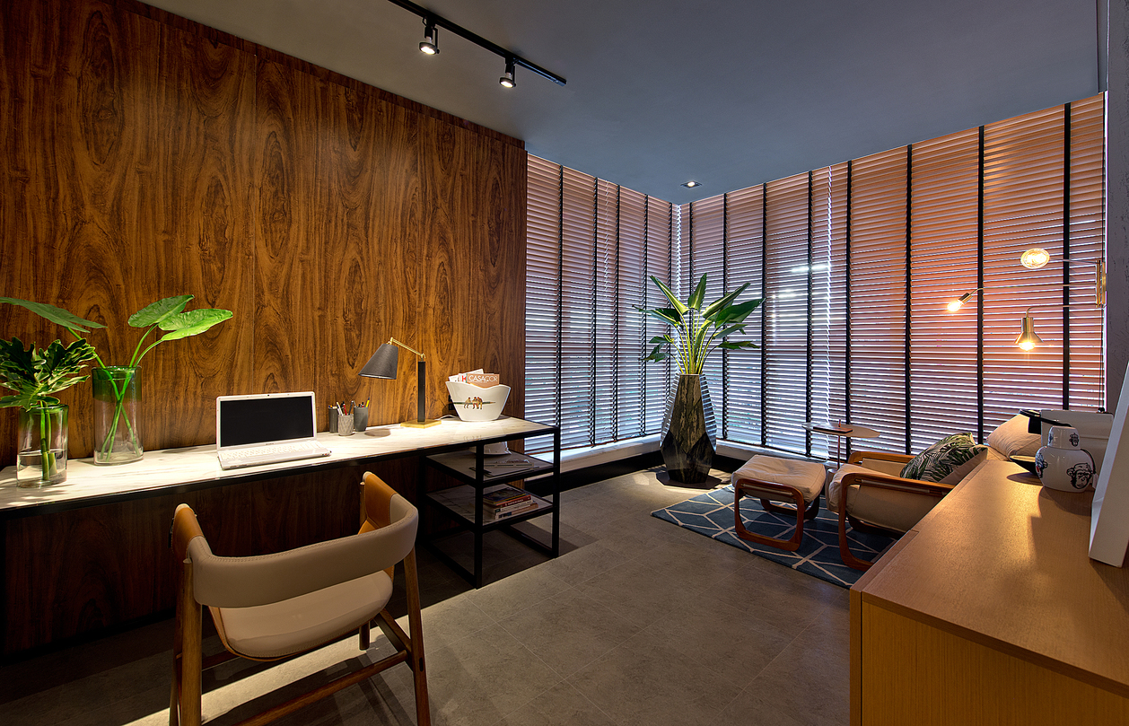 Home Office do Designer - Cassiana Rubin. Linhas retas e arquitetura limpa sintetizam a proposta nestes 20m². Lâminas de madeiras brasileiras garantem o ar aconchegante. Imbuia, Louro Freijó e Itaúba contracenam com o piso vinílico com aparência de cimento queimado. O mármore pontua no tampo da mesa com ranhuras em cinza e no vaso lapidado com planta