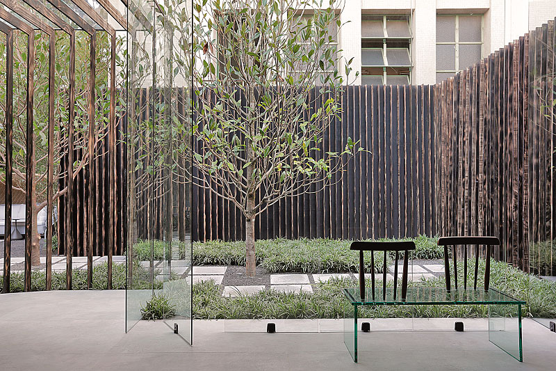 Yamagata Arquitetura - CASA Niwa. Linhas retas e traços arquitetônicos bem marcados se unem a tons profundos e densos. Aqui o destaque é a estante com pequenos nichos, que abrem e fecham por portinhas que se encaixam, para guardar coleções e objetos afetivos. A palavra japonesa Niwa refere-se ao jardim da casa, projetado em parceria com Alex Hanazaki.