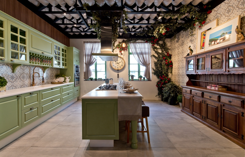 CASACOR Santa Catarina 2017. Cozinha Greenery - Diego Viali e Mirian Rodrigues. A cor do ano é celebrada no ambiente de 32 m², sem cair no óbvio. Ela remete à sustentabilidade, representada no jardim vertical, e rende um toque de frescor à marcenaria, com armários que incluem sistema de amortecimento. Bancadas em Corian reafirmam a praticidade.