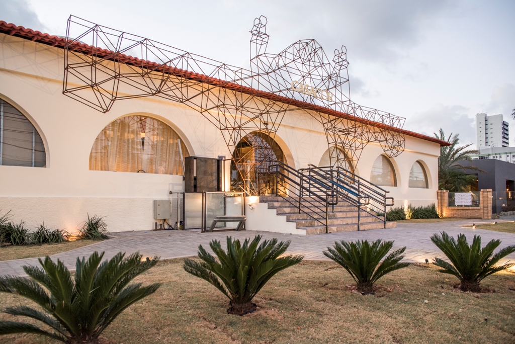 Passeio e Fachada - Haroldo Maranhão e Nilberto Gomes. A dupla reabriu os arcos originais, removeu elementos construtivos que encobriam a fachada e definiu um pórtico escultural em barras de ferro, que remete à silhueta original do antigo edifício.