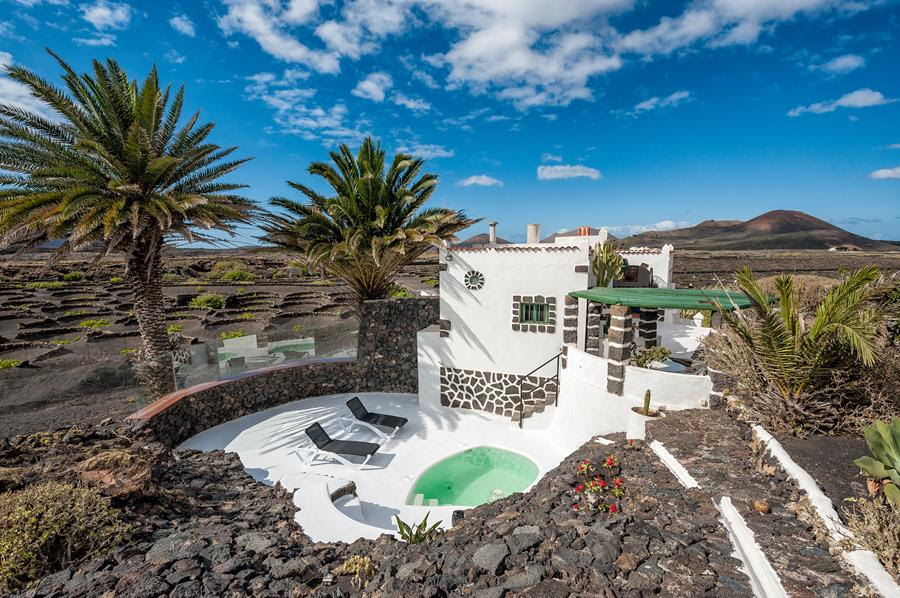 <strong>SABINE MARCELIS</strong>, Lanzarote - Ilhas Canárias, Espanha. A jovem designer holandesa passou suas últimas férias em Lanzarote, em uma casa eco-sustentável na costa do famoso vulcão da ilha, imersa nas cores mágicas desta terra. O local de férias é um lugar para você descobrir, compartilhar com os amigos e se sentir à vontade.