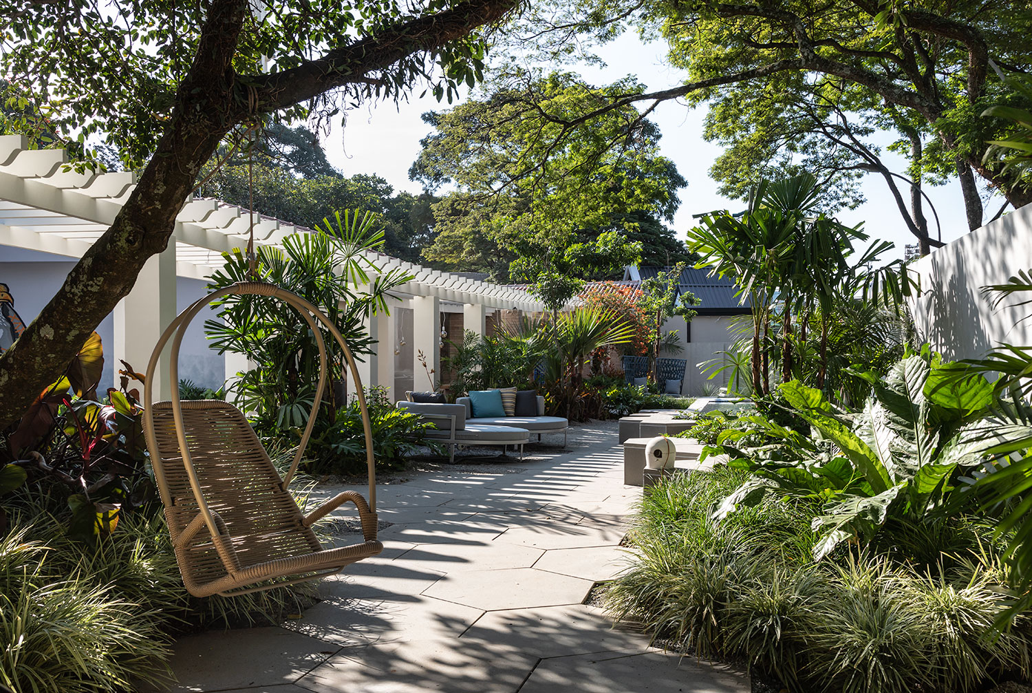 Paisagens de Luz - Plantar Ideias. Em 467 m², Luciana Pitombo e Felipe Stracci apresentam um jardim pré-fabricado. Ele pode ser montado e desmontado com facilidade, trazendo uma solução dinâmica e adaptável a diversos contextos. O movimento de luz e sombra tem inspiração no trabalho do artista James Turrell.