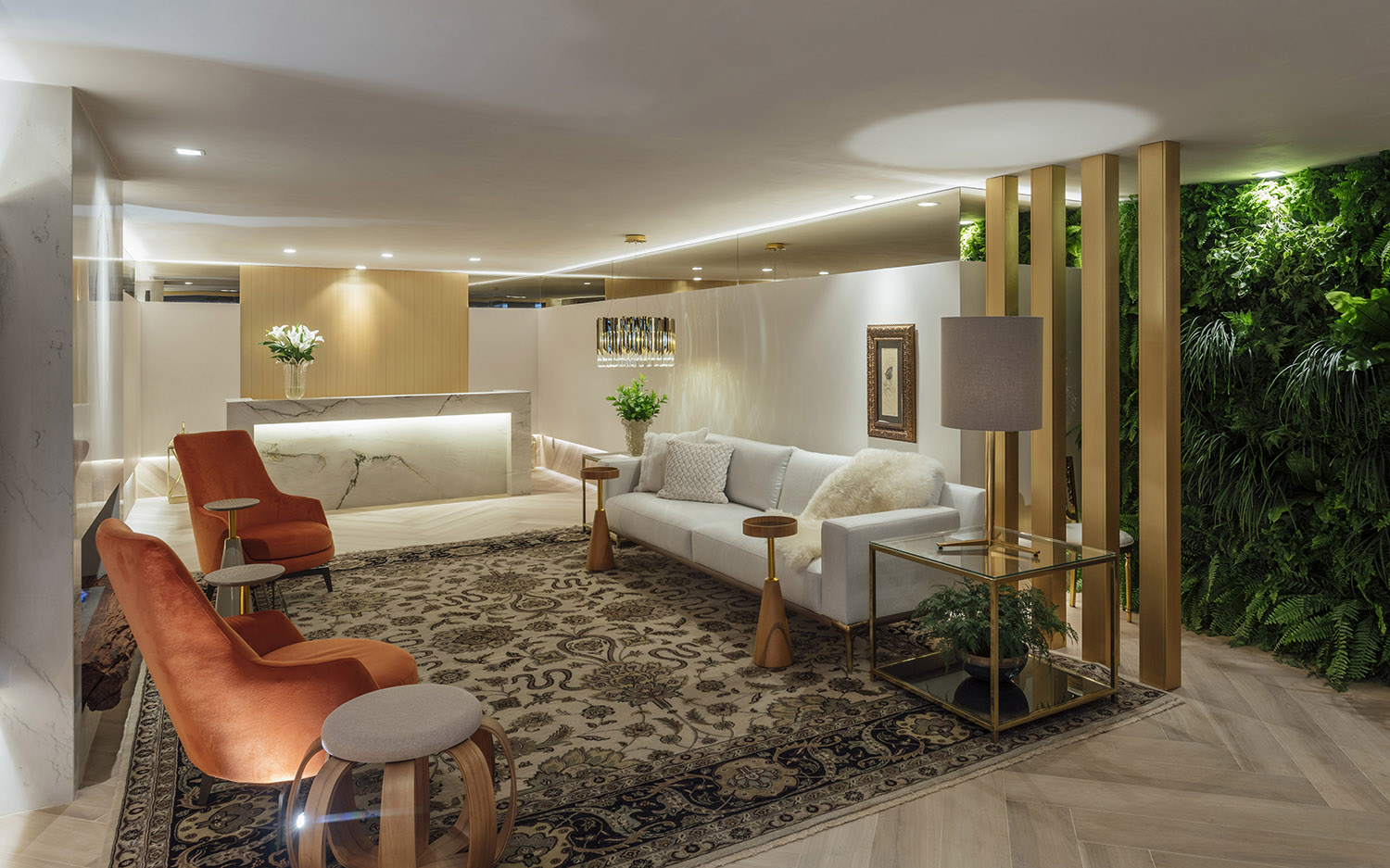 Lounge da Casa - Fernanda Paim e Elisa Martins. Quem entra no espaço já encontra a elegante bancada da bilheteria em Quartzito Bianco natural, que resume a sofisticação. No ambiente de 60 m², outra bela expressão do conceito de Casa Viva está na exuberante parede verde. As demais foram revestidas com painéis de MDF e linho, que conferem aconchego, assim como o piso em escama de peixe.