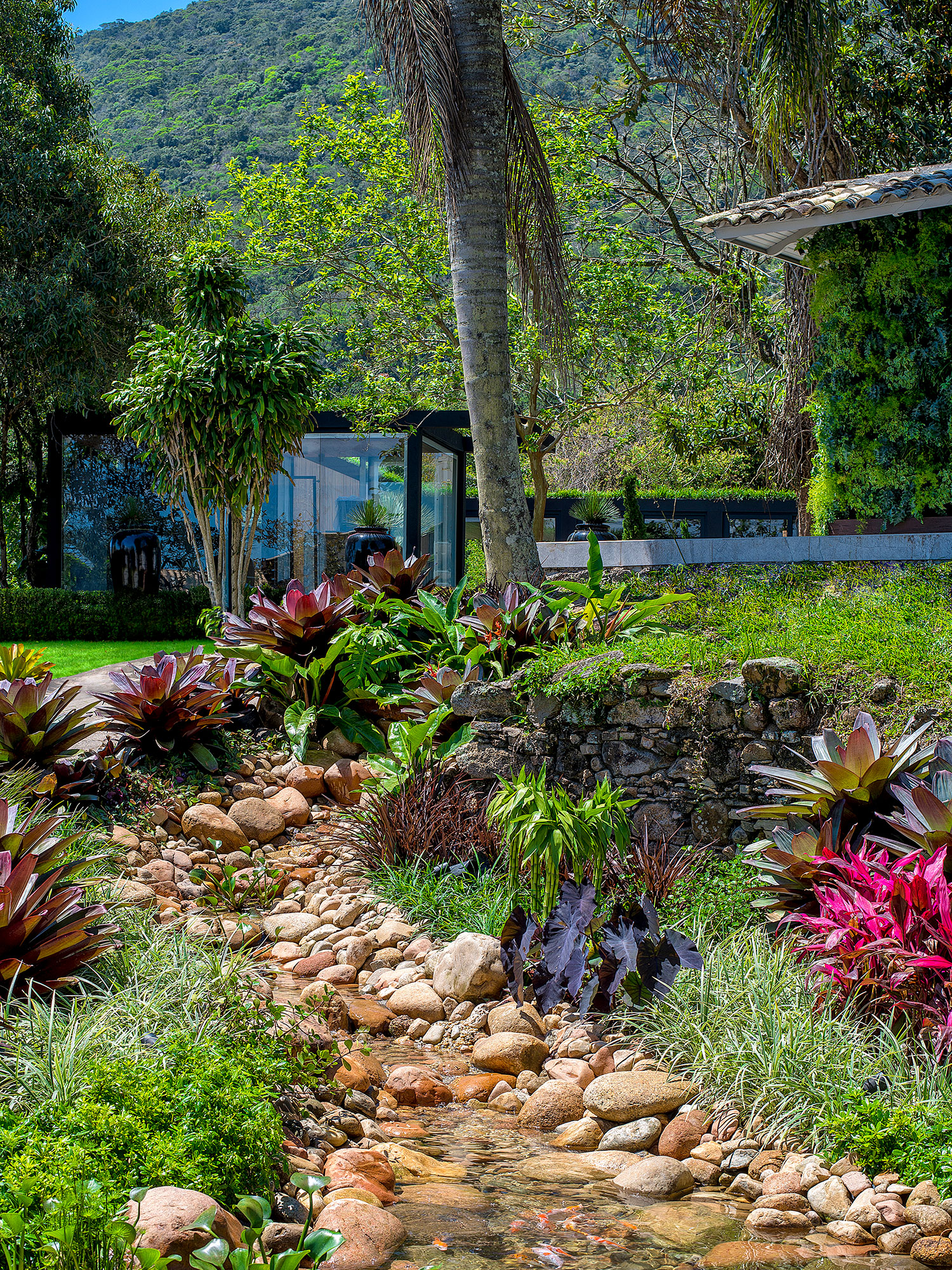 Viva Jardim - Cláudio Saladini e Letícia Vieira (Grupo Le Nôtre). O jardim vai além do embelezamento dos espaços - ele aconchega, traz qualidade de vida e ajuda a preservar o ecossistema ao redor. Eis a essência deste espaço, com uma variedade de vegetações tropicais e um lago ornamental repleto de peixes e plantas aquáticas.