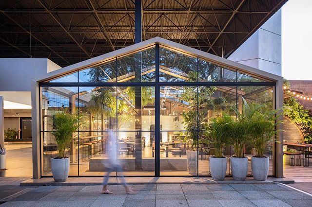 Brasília. <span>Casa de Vidro – Estúdio Orla. O charme cosmopolita de Nova York pautou a construção do café oficial da mostra, com mais de 100 m². O espaço incorporou vidro, madeira, elementos industriais e o uso de plantas no telhado, que conectam o visitante à natureza e trazem o conceito das florestas urbanas. Claro que as referências a Brasília não poderiam faltar, presentes em peças e mobiliário de designers locais.</span>