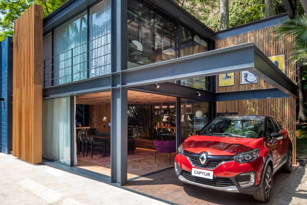 CASACOR Rio de Janeiro. <span>Loft Renault - Alexandre Gedeon e Hugo Schwartz, da InTown Arquitetura. O dúplex ocupa uma caixa de vidro e aço - e este não é seu único atrativo. A estrutura é itinerante e pode ser transportada já pronta para montar, o que gera menos resíduos. Grandes painéis proporcionam ventilação cruzada, e a laje do teto ganhou uma impermeabilização reflexiva para reduzir em 90% a absorção do calor. A sustentabilidade combina com inovação e valoriza a apresentação do modelo Captur.</span>