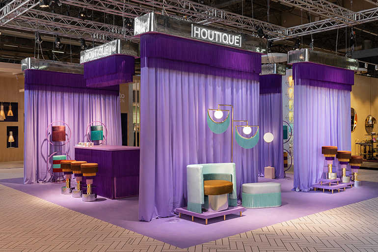 A marca espanhola Houtique trouxe uma grande dose de cor para o Hall 6, apresentando novos designs da italiana Elena Salmistraro, com um stand da Masquespacio.