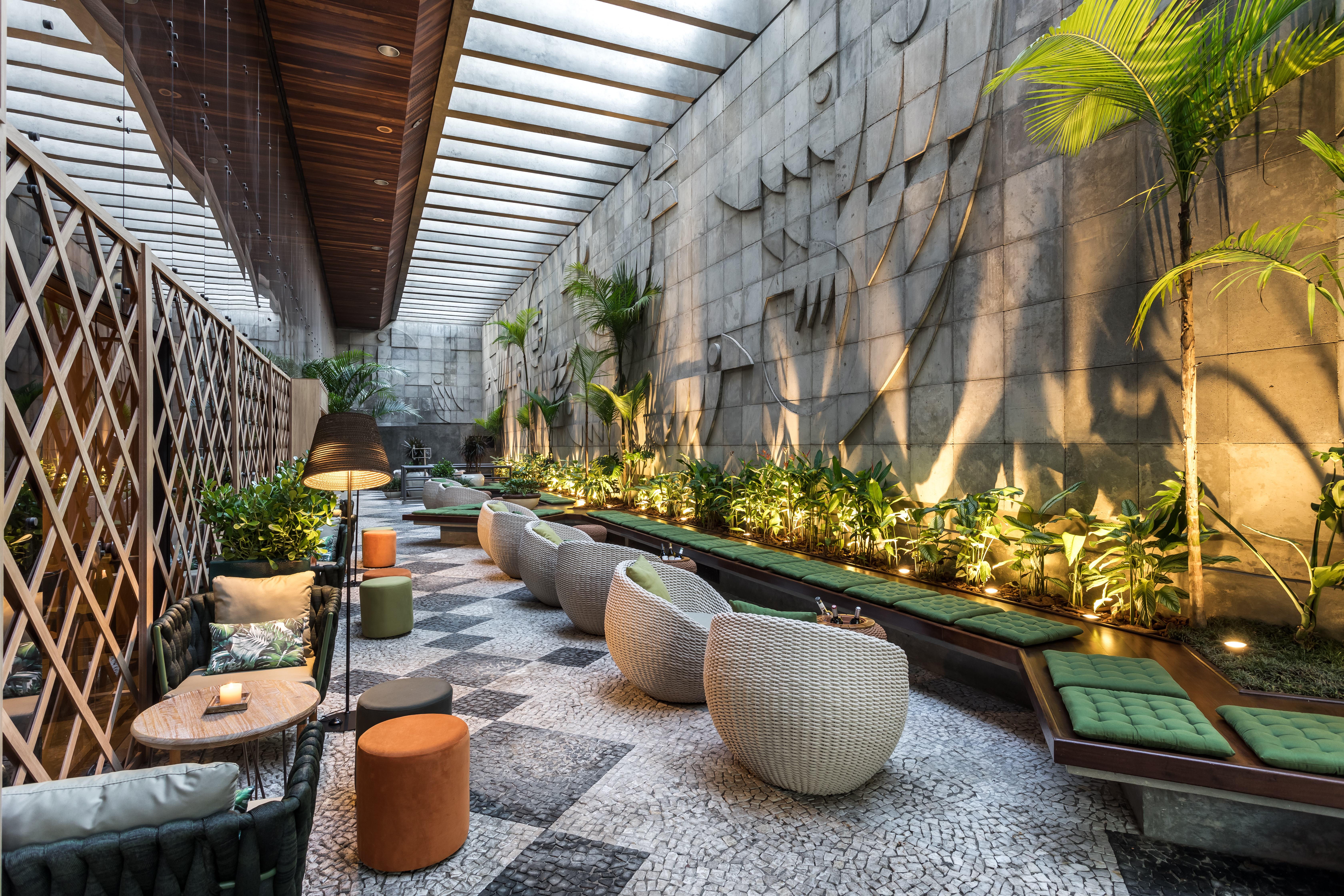 Praça Zoller e Café Boutique - Viviane Tabalipa. Vencedor da categoria Uso Público (júri técnico). Um espaço de convivência que ganha ares contemporâneos com madeira e cimento, valorizando ao mesmo tempo os pergolados originais da praça.