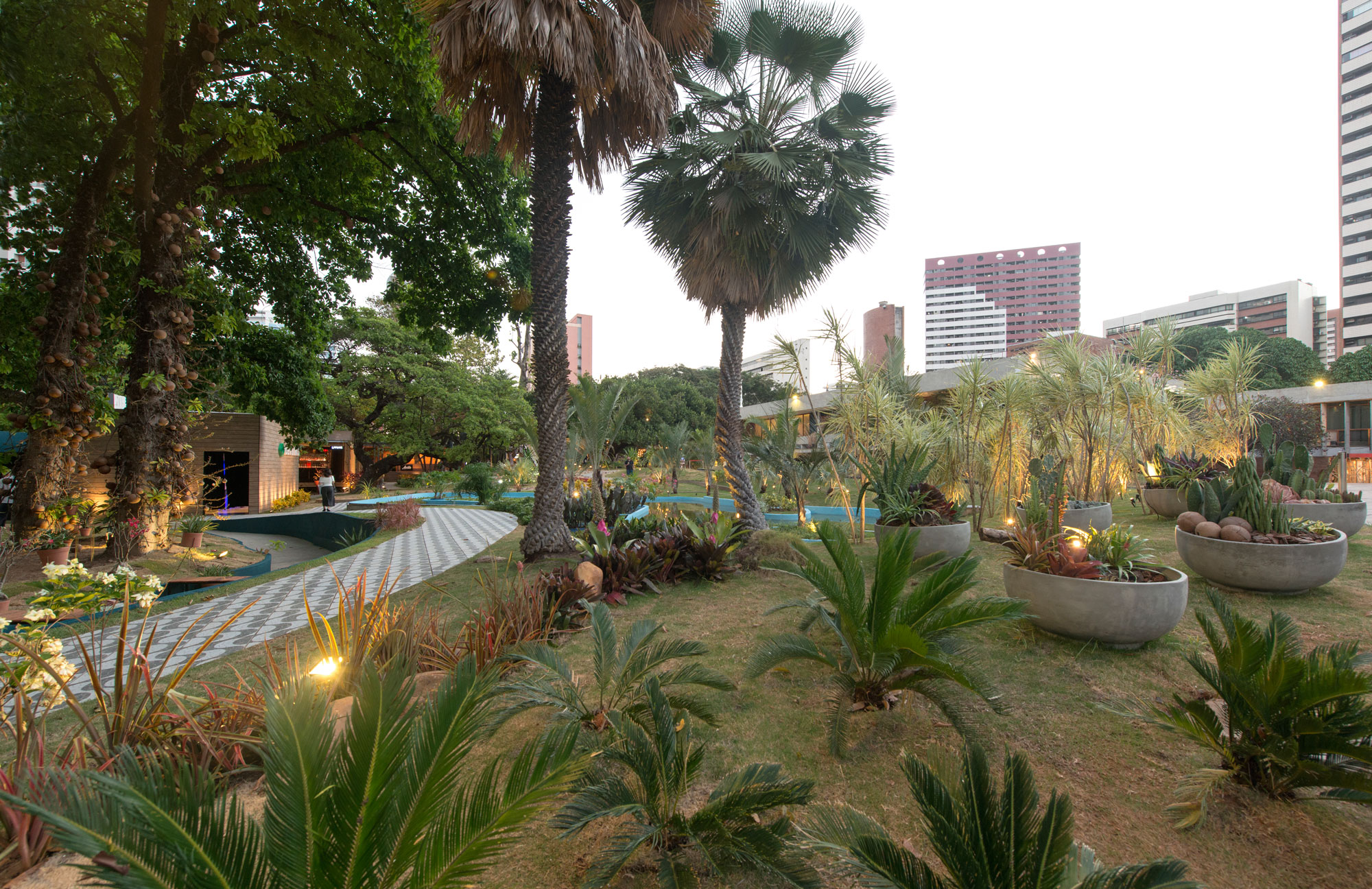 Jardim dos Lagos - Mercado das Flores. Inspirado no já existente jardim projetado por Burle Marx, o Mercado das Flores homenageia o artista plástico brasileiro que impulsionou o paisagismo no Brasil. A proposta é conectar a natureza e a decoração, inspirando bem-estar e aconchego. Com uma variedade de flores e plantas ornamentais, bem como artigos de decoração e ferramentas, o ambientes ainda é utilizado para oficinas gratuitas, tornando-se um ponto de encontro para os entusiastas do verde. O espaço concretiza de forma clara e harmônica a combinação de plantas e flores em ambientes reais.