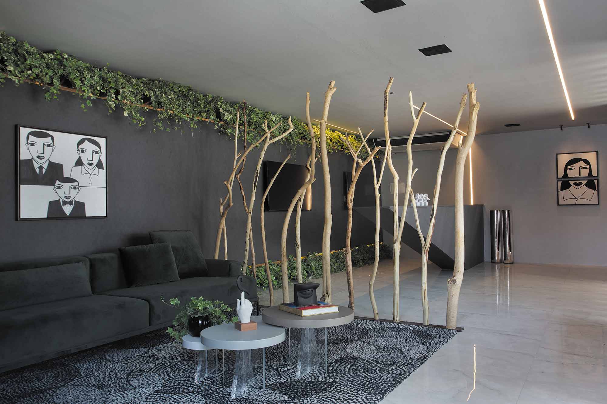 Com o intuito de criar um ambiente harmônico entre matéria-prima e meio ambiente, os arquitetos Guilherme Dias e Lívia Paschoal, do escritório DiP Studio Arquitetura, trouxeram o conceito de autossustentabilidade à mostra. A madeira acrescenta calor ao espaço, percebida logo na porta de entrada do ambiente e nas brises.