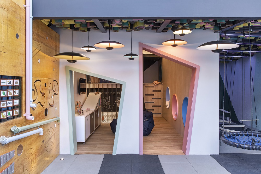 Já em Ribeirão Preto, o Espaço Kids de Ângela Dorascenzi e da Lao Design traz sua inspiração de Amsterdã. Afinado nos conceitos de acessibilidade e sustentabilidade, o projeto foge dos tons primários e leva cores interessantes aos revestimentos, como nas peças em forma de losango de Marilia Zimmermann. A iluminação de fibra ótica cria o efeito de céu estrelado.