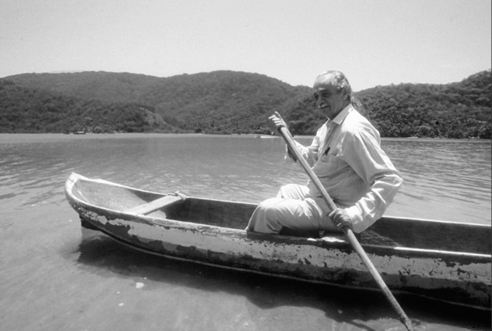 Paisagista, maquetista, escultor, designer e arquiteto, José Zanine Caldas é um dos maiores nomes da arquitetura e do desgin brasileiro. Autodidata, o baiano de Belmonte se opôs ao modernismo e ao concreto predominante e fez da madeira sua matéria-prima preferida.