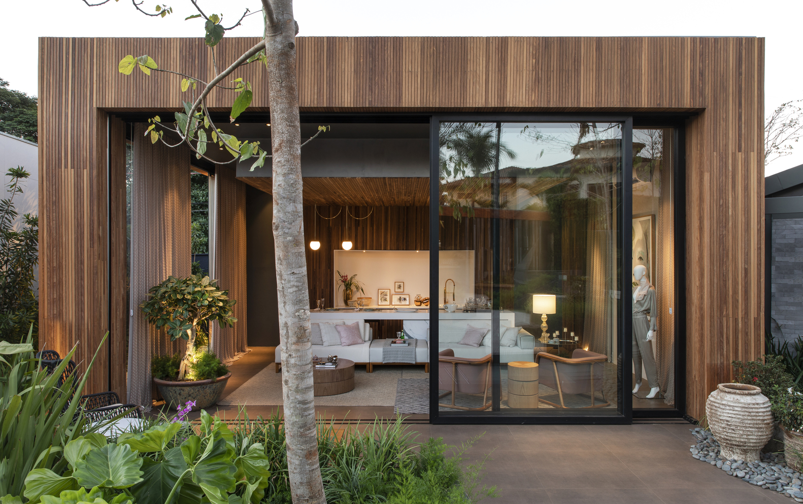 CASACOR Ribeirão Preto 2019. Loft Essência Feminina - Simone Pedreschi. Sustentado por quatro pilares robustos, o espaço de 60 m² traz uma planta livre e integrada. Os móveis são sólidos e delicados, como nas mesas de apoio e na poltrona no tom rosa seco. Os detalhes em cobre e dourado não passam despercebidos, assim como o apelo sensorial do linho e do crochê.