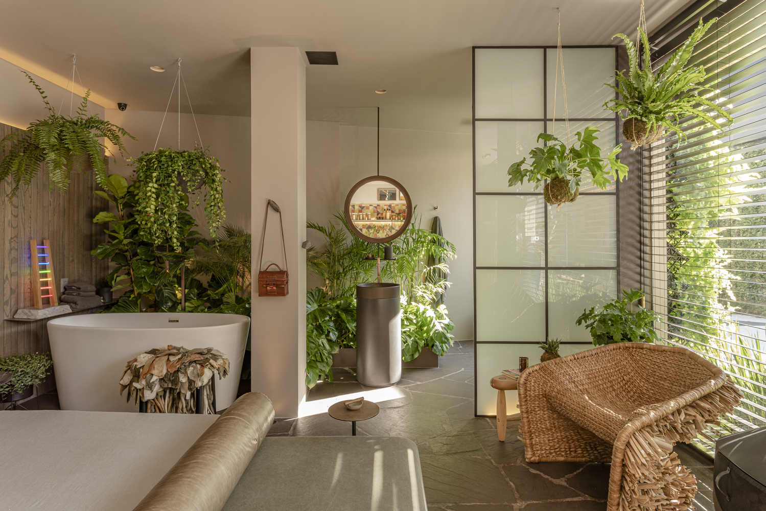 Um refúgio urbano, o projeto de Marcio Michaluá para a mostra paulistana serve de inspiração para os casais apaixonados por plantas naturais. O urban jungle instalado próximo à janela leva bem-estar, relaxamento e conexão ao ambiente. Os ladrilhos hidráulicos e a escultura de neon balizam a Cabana Urbana em espectro das cores do arco-íris. Cabana Urbana - Marcio Michaluá - CASACOR São Paulo 2019.