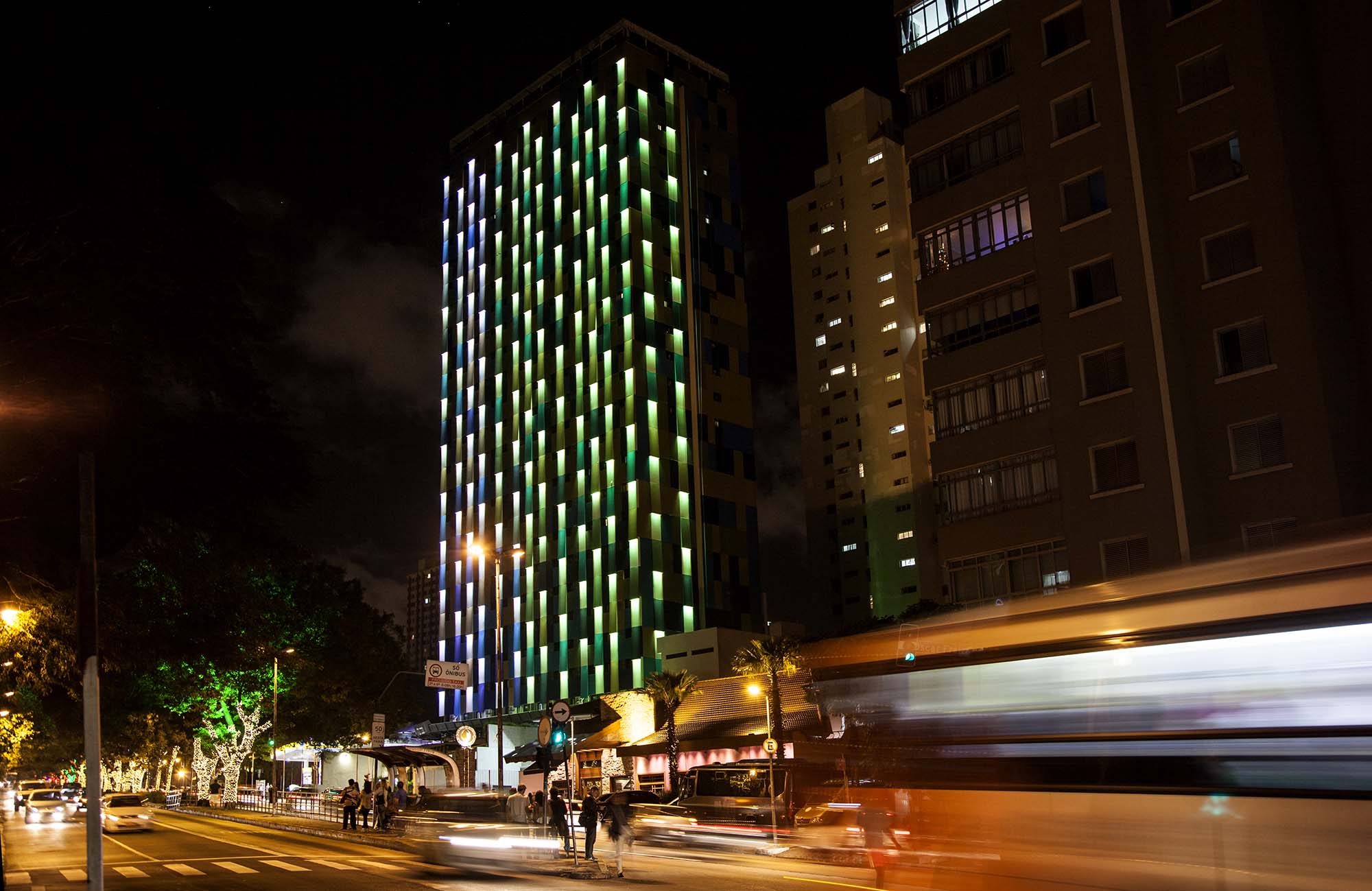 À noite, a pele metálica acende em padrões luminosos interativos. A ‘Criatura de Luz’ tem comportamento próprio, reagindo em tempo real à diferentes estímulos. Sensores instalados no prédio coletam sons que impactam em seus movimentos e formas. Outro grupo de sensores coleta a qualidade do ar, modificando suas cores.