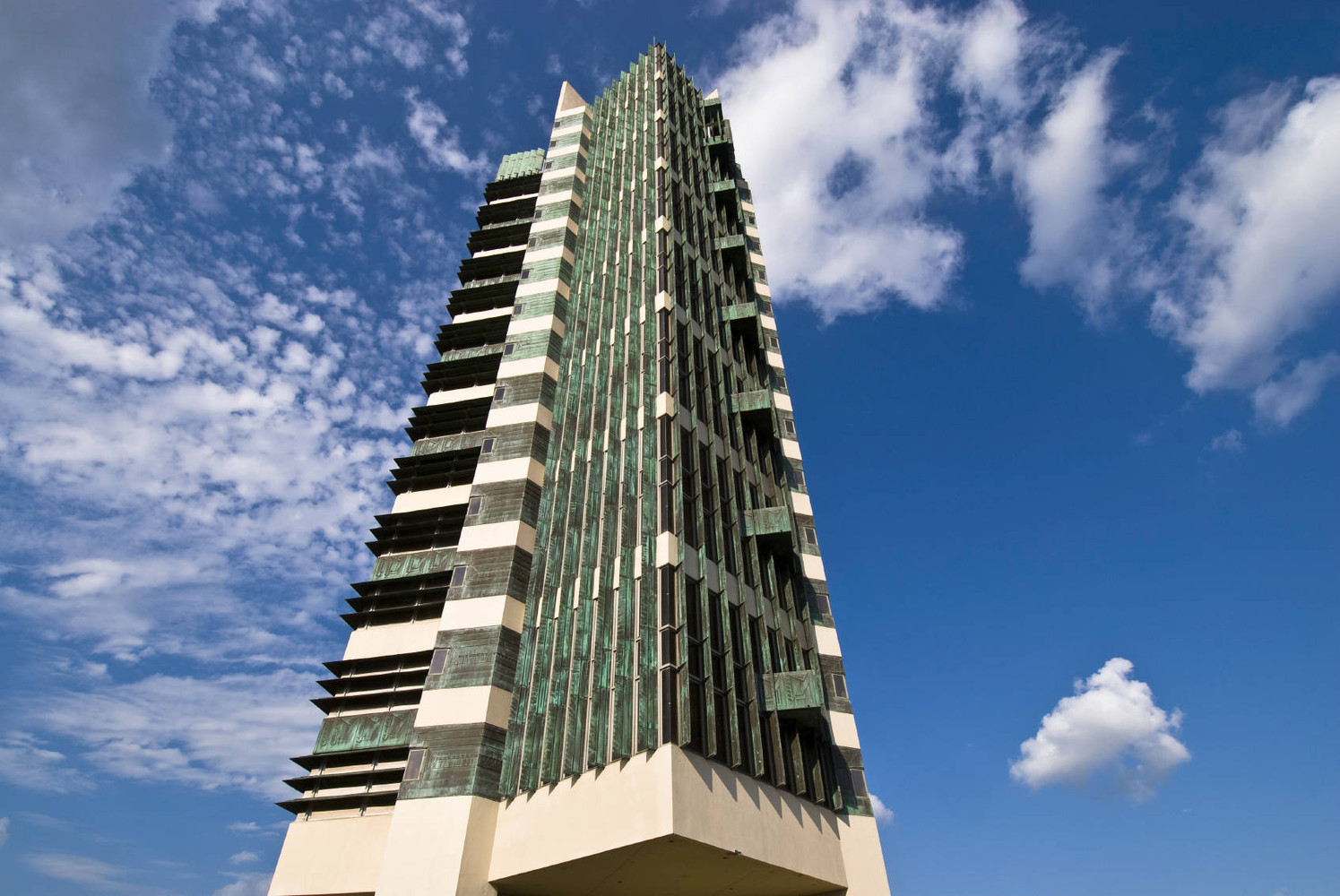 Frank Lloyd Wright utilizou a estrutura de raízes de árvore para  a St. Mark's Tower, em Nova York, e outros edifícios altos. Os pavimentos ficam em balanço.