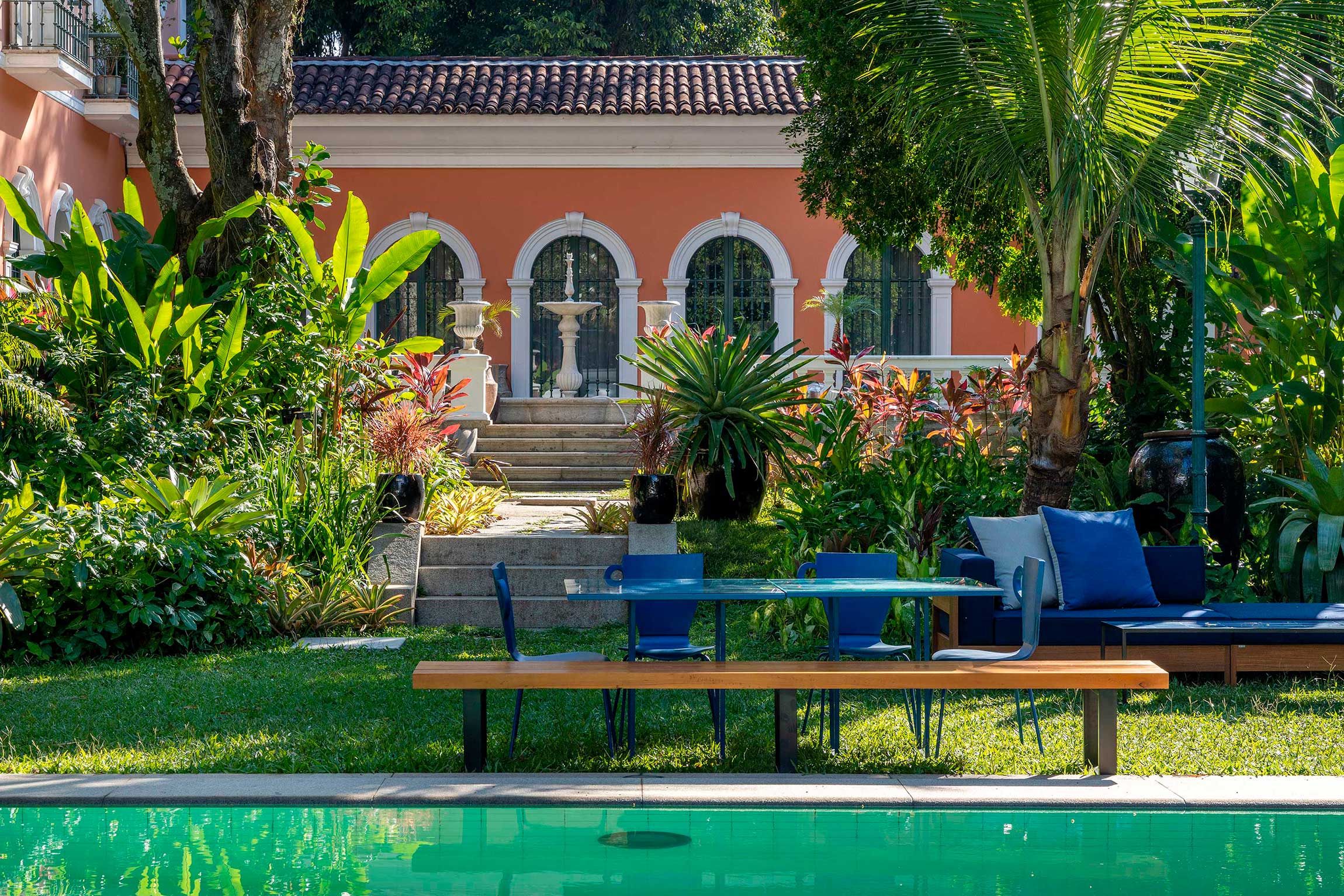 Lucilla Pessoa de Queiroz e Renata Caiafa Quintanilha – Café. Tomar um café à beira da piscina e contemplar a natureza é o que se propõe aos visitantes deste espaço. No mobiliário, o ferro e a madeira predominam nas peças criadas pelas arquitetas exclusivamente para o ambiente. Mas há ainda móveis contemporâneos de área externa e criações de Sérgio Rodrigues.