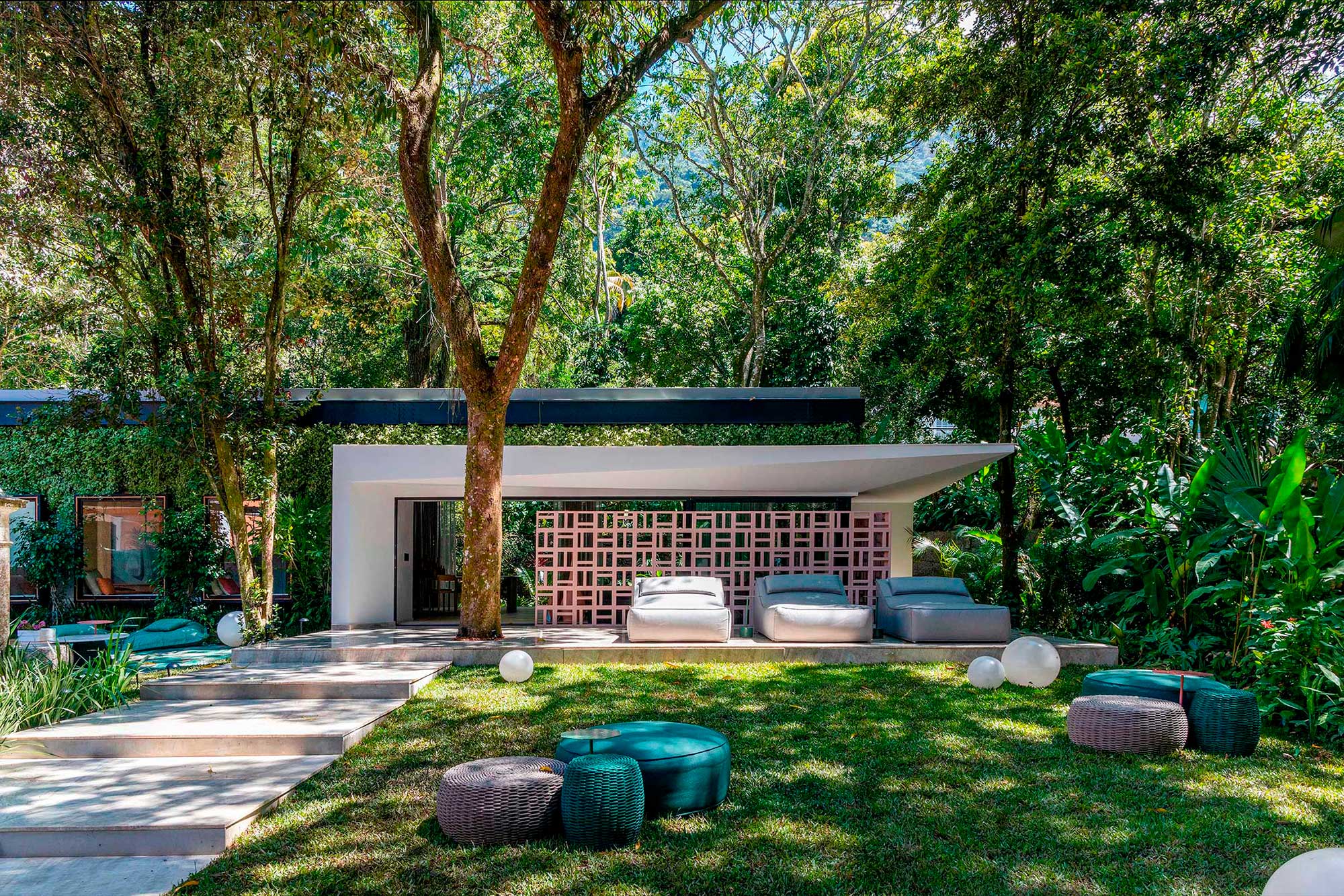 UP3 Arquitetura – Casa UP. Michelle Wilkinson, Thiago Morsh e Cadé Marino criaram uma construção contemporânea em estrutura metálica feita de forma rápida, sustentável e sem gerar quase nenhum resíduo. A casa se camufla no jardim e, em seu interior, mistura o estilo escandinavo com o carioca. Pedra, argila, madeira e algodão são usados na decoração dos espaços abertos e multifuncionais, complementada pela paleta em tons terrosos e verde-mata.