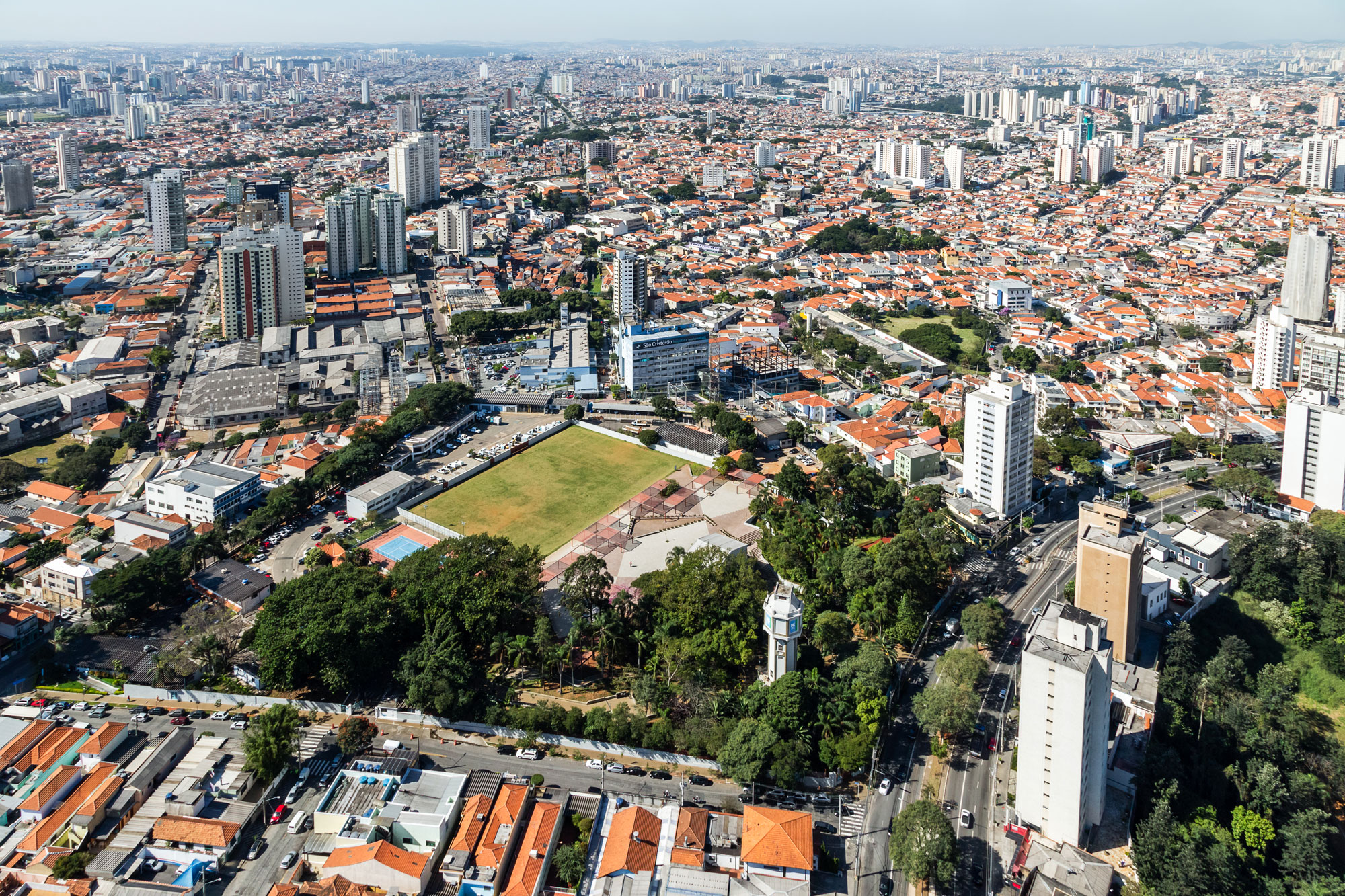 No reservatório SABESP Mooca, a proposta foi criar um parque que permitisse um diálogo entre os visitantes e as atividades de abastecimento, além de revitalizar os edifícios de operação para a proteção patrimonial.