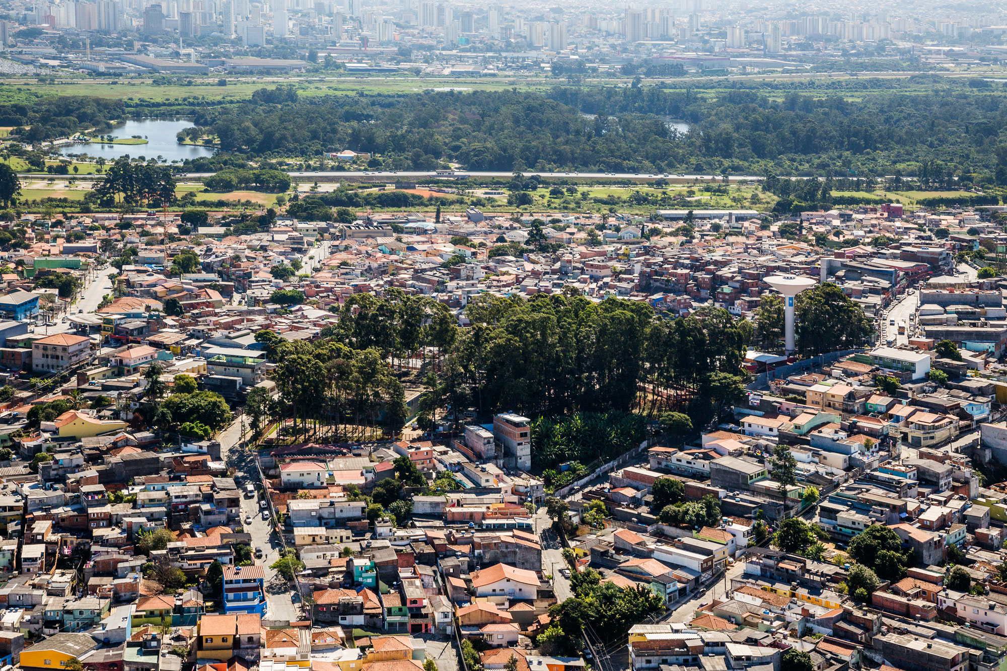 No reservatório SABESP Cangaíba, a proposta foi criar um parque que permitisse um diálogo entre os visitantes e as atividades de abastecimento, além de revitalizar os edifícios de operação para a proteção patrimonial.