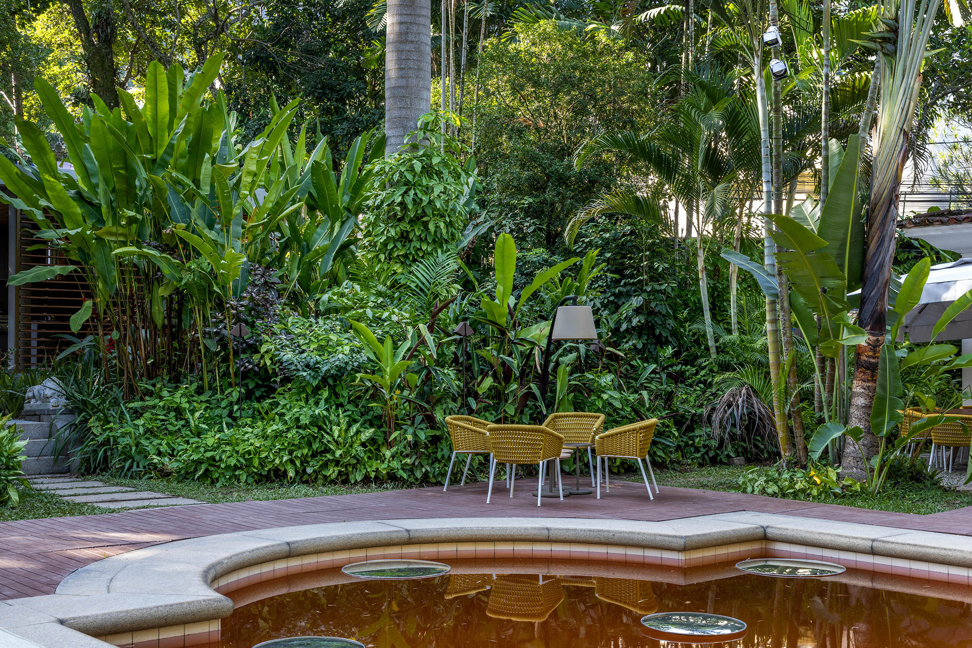 Maira Ferreira e Kaio Duarte Silva - Jardim do BamˈBo͞o Bar. Uma intervenção paisagística com plantas nativas de folhagens variadas e bem coloridas, como filodendros, cordylines, alpínias e helicônias traz ainda mais personalidade para o já belíssimo Jardim do BamˈBo͞o Bar. O espaço, que abraça o bar ali instalado, vai receber os visitantes em meio ao verde da vegetação, que, este ano, ganha ainda mais camadas se transformando numa típica pocket forest. O lugar ideal para um bate-papo com os amigos acompanhado por deliciosos drinques.