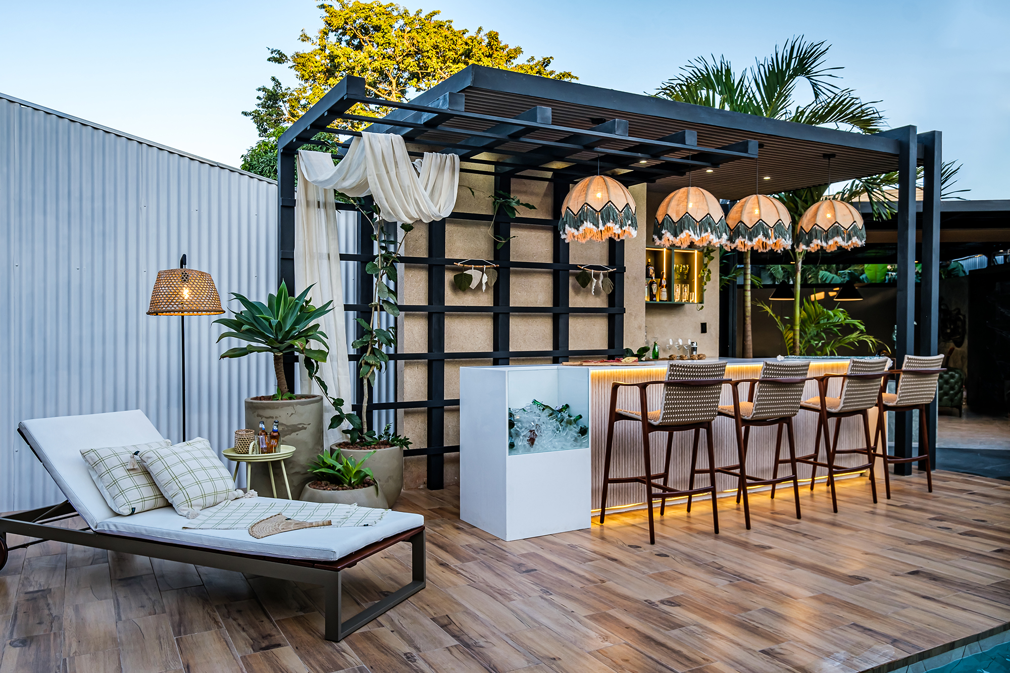 Andrea Blanco e Katherine Casanova - Piscina Bar. A duplou criou este espaço pensando em um lugar onde as preocupações são deixadas de lado e o bem viver é uma constante. Da mesma forma, a ideia foi demonstrar que um cantinho da casa, longo e estreito neste caso, fosse utilizado para uma piscina com hidroginástica e bar. O local tem muita vegetação e é dotado de luzes inteligentes para que possa ser utilizado mesmo nas noites quentes. Para torná-lo ainda mais acolhedor, as profissionais equilibraram cores neutras com o verde natural.