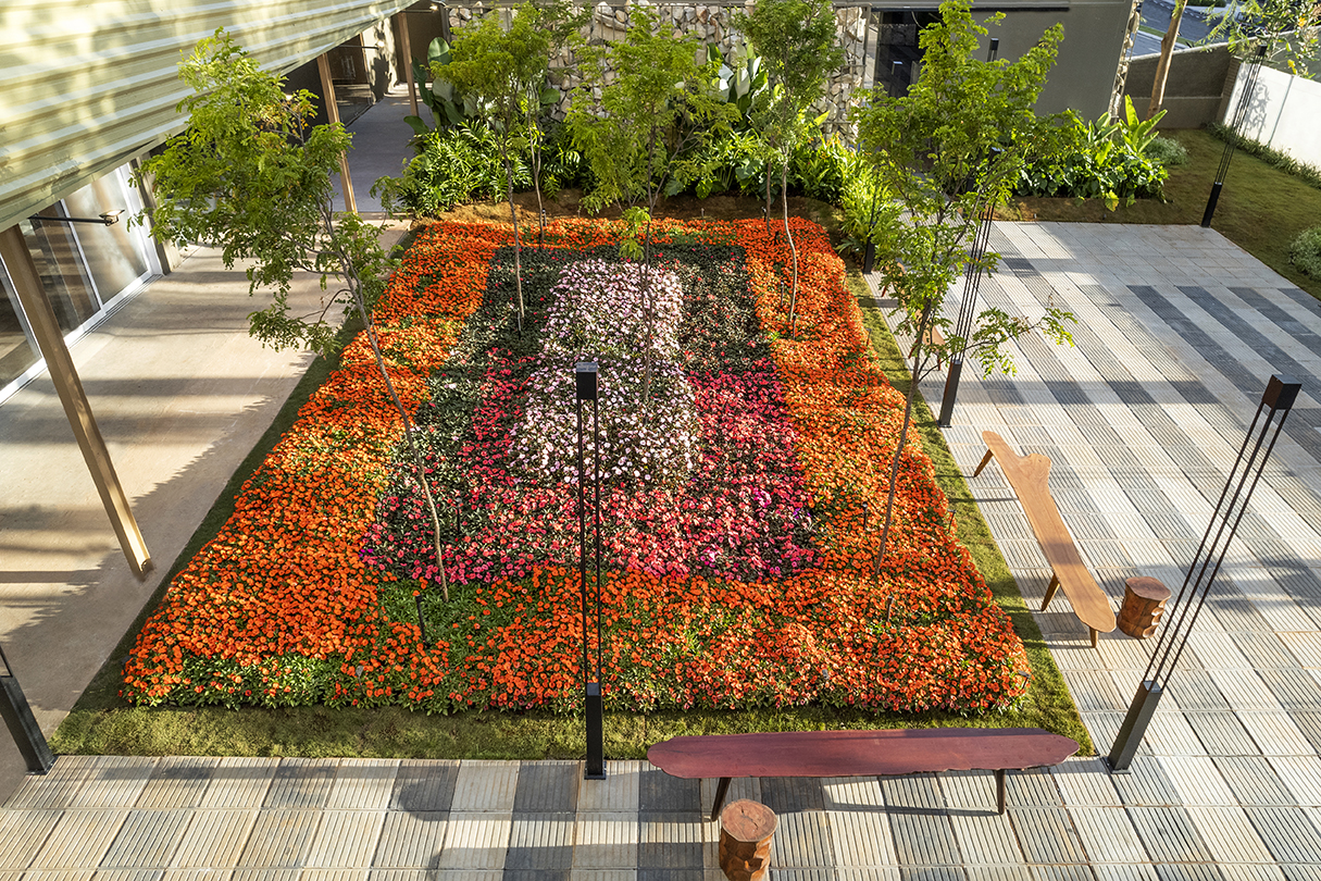 Leandro de Paula Araújo - À Sombra dos Flamboyants. Projeto da CASACOR Goiás 2023. Na foto, jardim com flores coloridas.