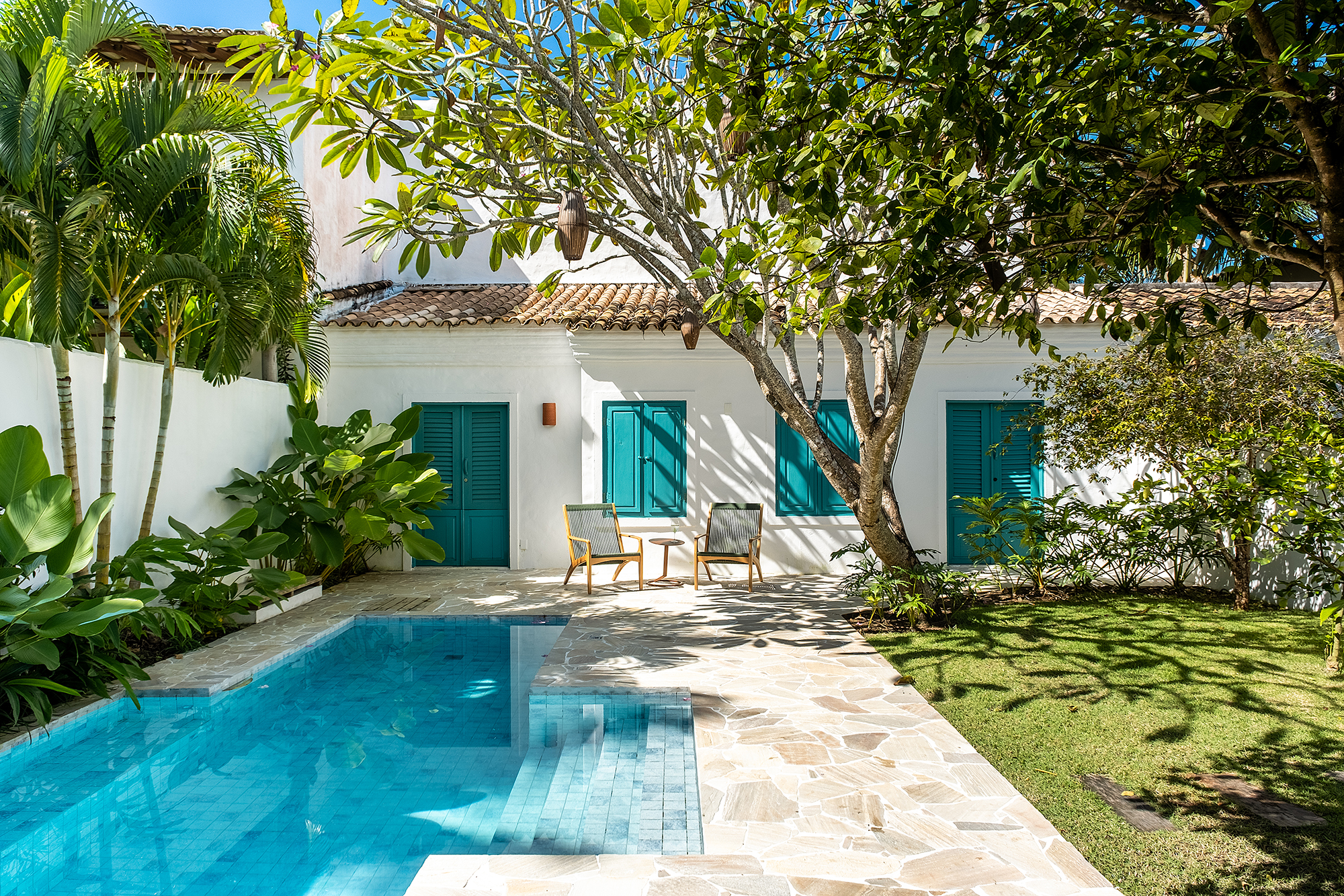 Refúgio tropical: casa em Trancoso ganha quarto de hóspedes na edícula. Projeto Conrado Ceravolo. Na foto, jardim, edícula e piscina.