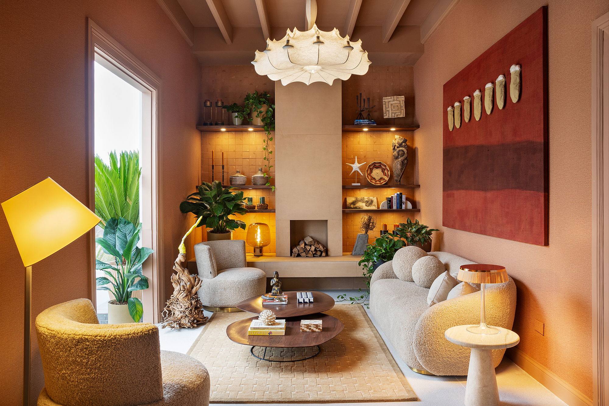 <b>Mónica Prialé, Raúl Arróspide - Suite Familiar y Terraza del Hotel Boutique. </b>Neste hotel de praia, o design de interiores assinado por Mónica Prialé evoca calor e tranquilidade com sua paleta de cores terrosas, terracota e bege. Uma combinação harmoniosa que convida ao relaxamento e à conexão com a natureza. O terraço projetado por Raúl Arróspide centra seu desenho na complexidade e na composição do piso: as cores e os padrões com presença de plantas criam uma atmosfera que convida o visitante a se desconectar da rotina diária.